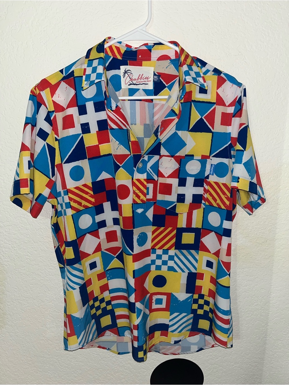 Chubbies men’s short sleeve colorful patterned pullover top
